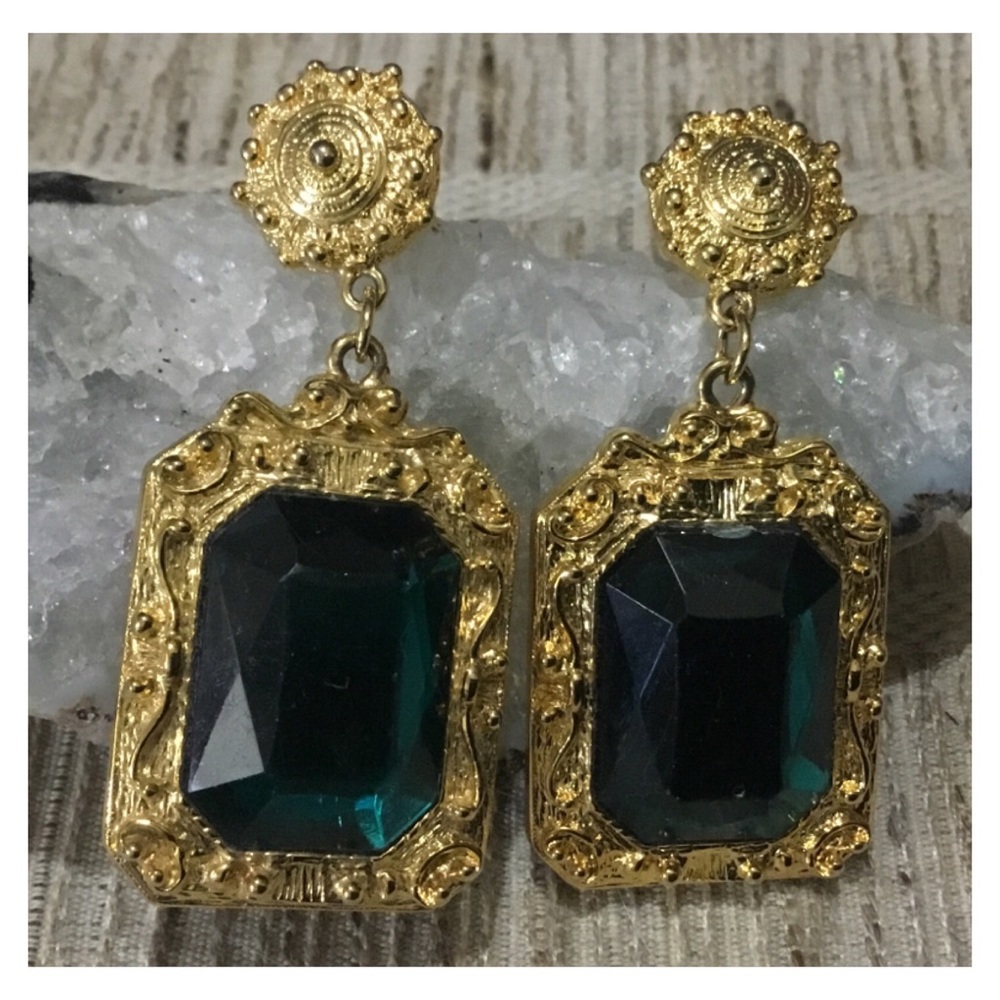 Beautiful Emerald Green Gem Gold Studded Earring - Picture 2 of 8